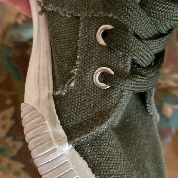 Tommy Bahama Distressed Sneakers - Picture 16 of 16